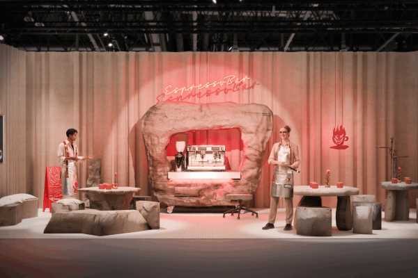 ESPRESSOBAR d’Egill Sæbjörnsson, Theo Triantafyllidis, Polina Miliou. Présenté à Art Genève 2026 par le Swiss Institute, New York.